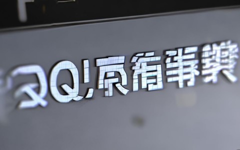 为什么qq阅读总是显示点中间